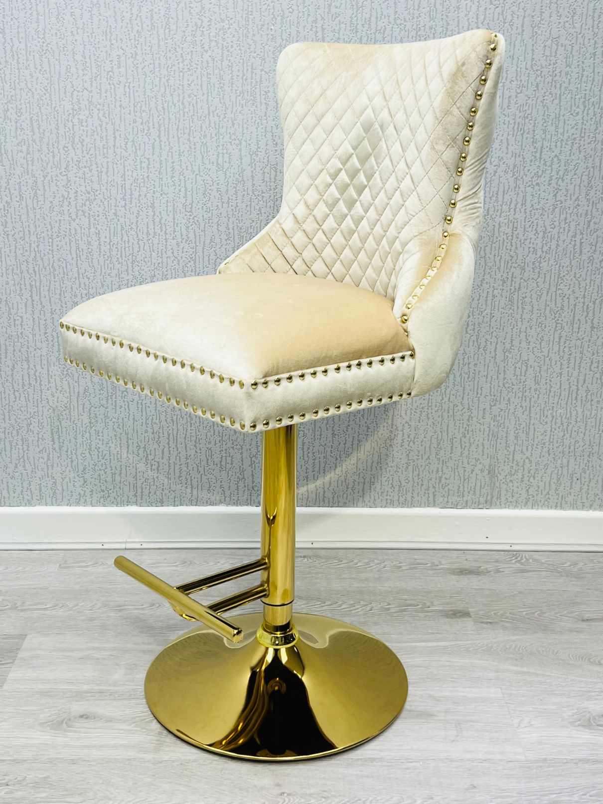 Victoria Cream Lion Knocker Breakfast Stool