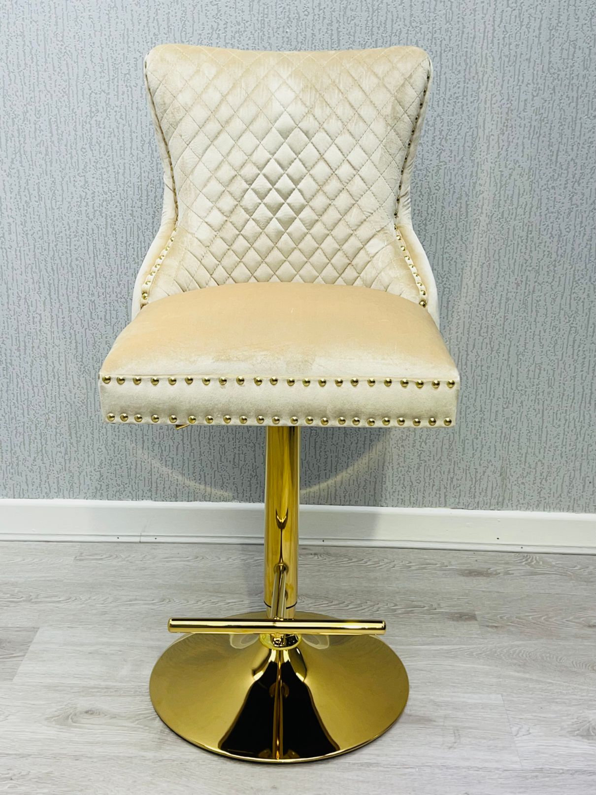 Victoria Cream Lion Knocker Breakfast Stool