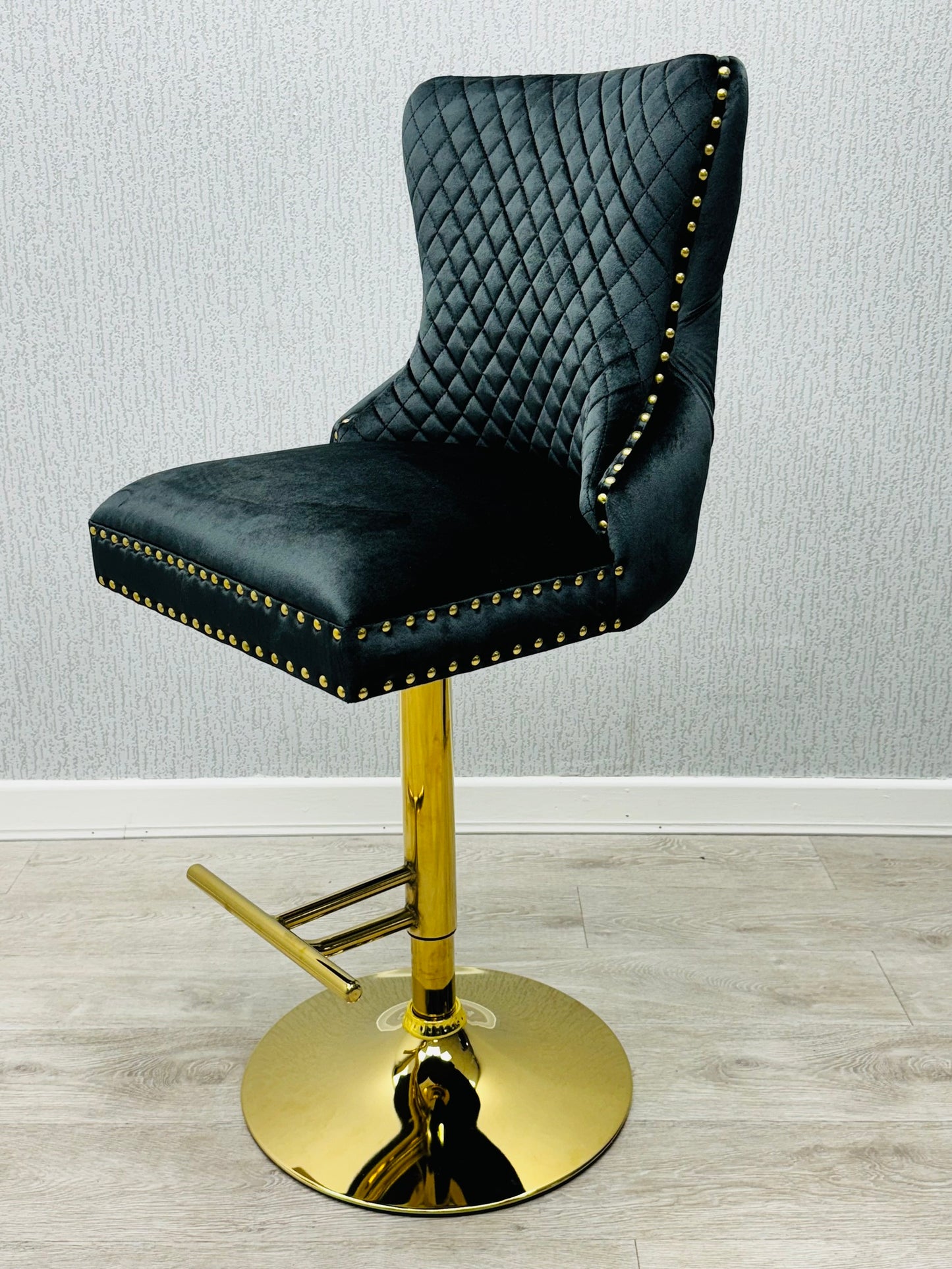 Victoria Knocker Breakfast Stool